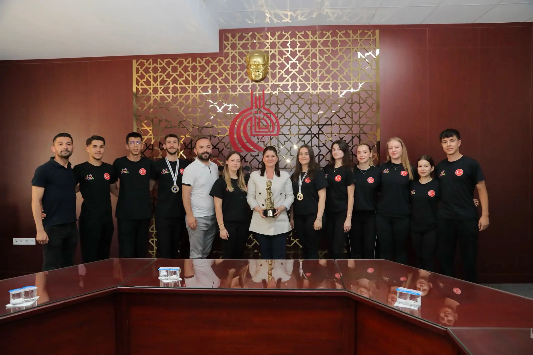 TÜRKİYE ŞAMPİYONU DORA SPOR KULÜBÜ’NDEN BAŞKAN GENCAN’A ZİYARET galeri görseli